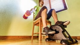 Profissional da Alvo Fisioterapia realizando sessão de Fisioterapia